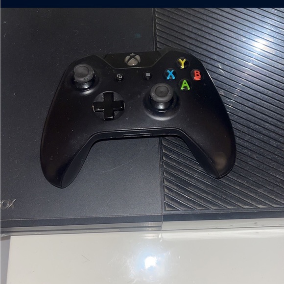 Xbox 1 Console with controller - Picture 2 of 2